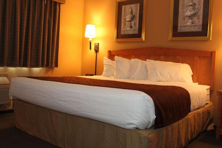 1 Queen Bed (10 of 10)