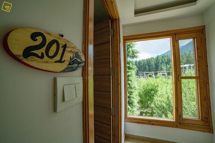 Room 18 of 80