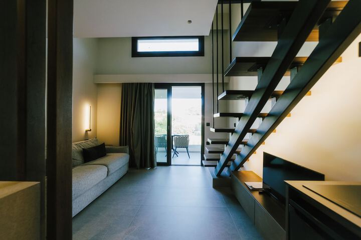 Room 6 of 16