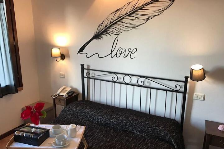 Room 11 of 206