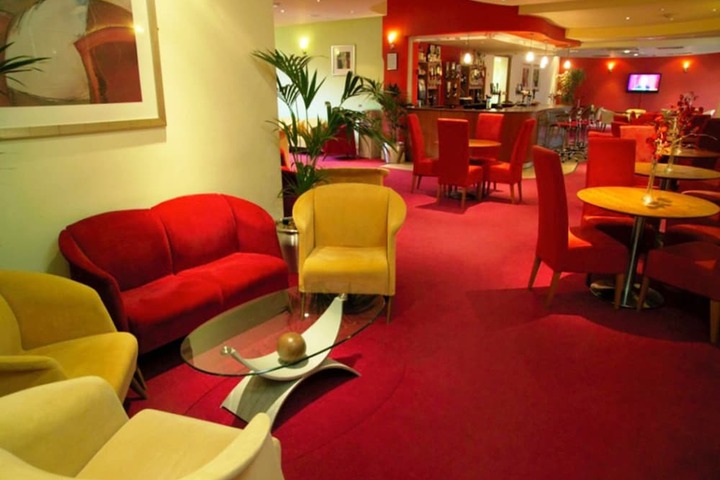 Lounge 17 of 33