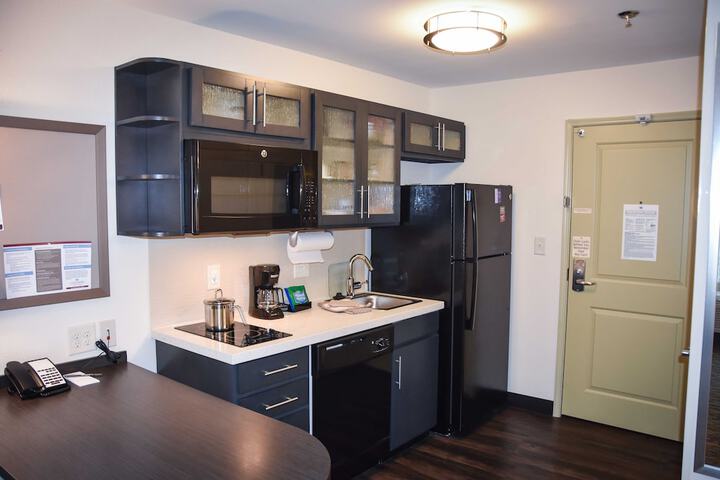 1 Queen Studio Suite Communications Accessible (4 of 8)