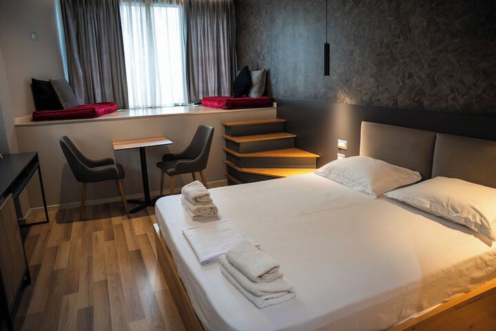 Room 10 of 32