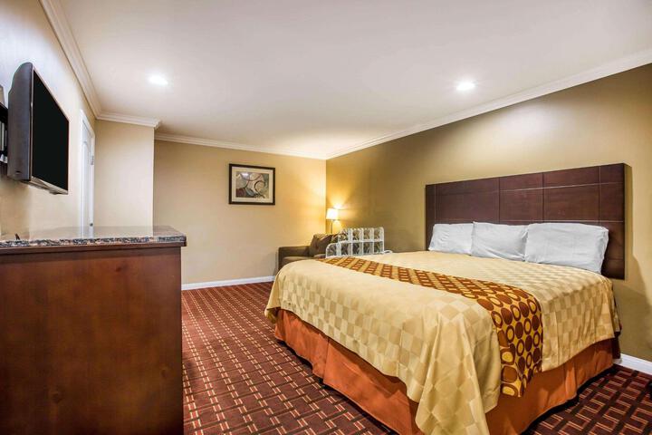 1 King Bed (3 of 21)