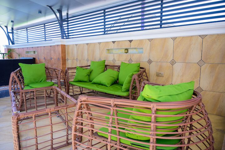 Lounge 92 of 166