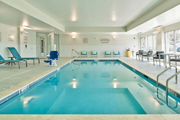 Swimming pool at Towneplace Suites by Marriott Hixson