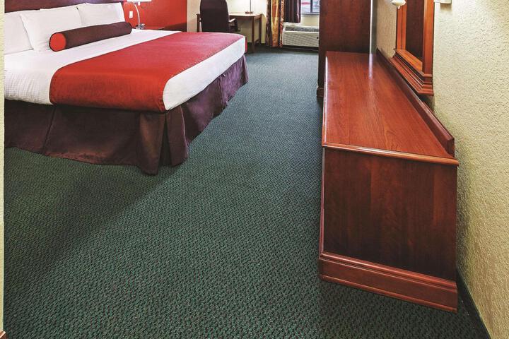 1 King Bed (2 of 17)