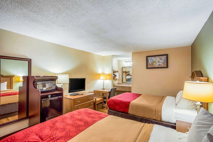 2 Queen Beds (3 of 6)