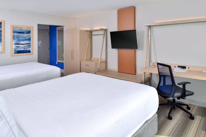1 Queen Bed (2 of 8)