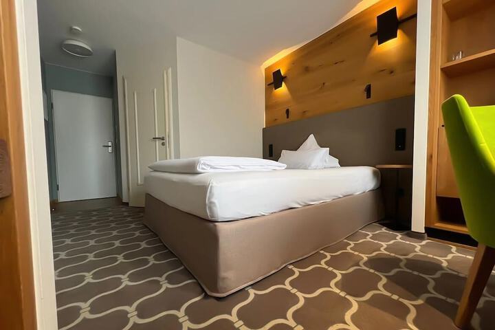Room 50 of 233