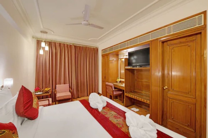 Room 4 of 7