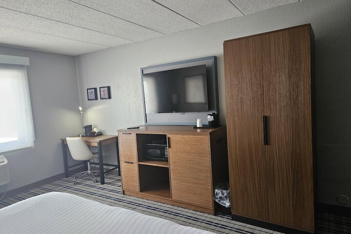1 Queen Bed (1 of 11)