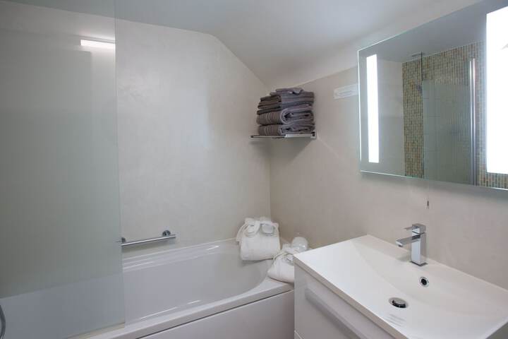 Deep soaking bathtub