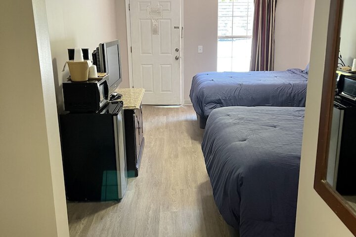 2 Queen Beds (2 of 5)