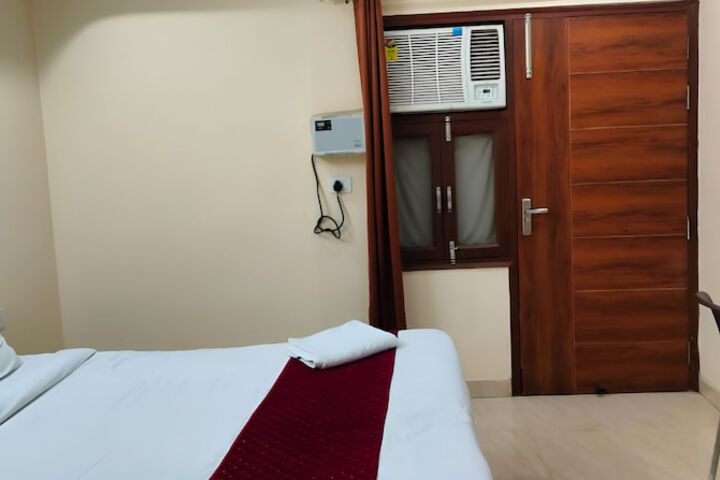 Room 4 of 10