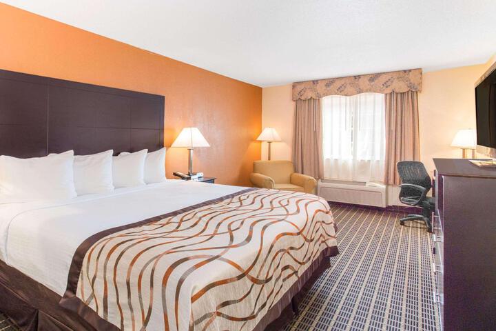 2 Queen Beds (2 of 5)