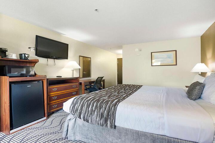 1 King Bed Desk Microwave and Refrigerator WiFi Full Breakfast (6 of 10)