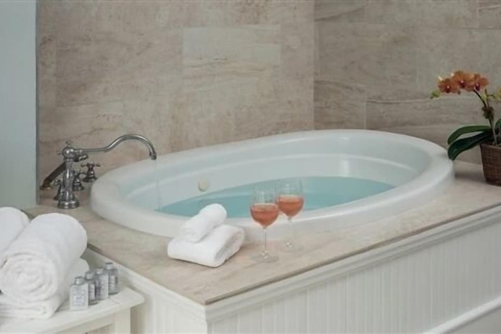 Hot Tub 32 of 54