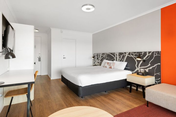 Room 6 of 28