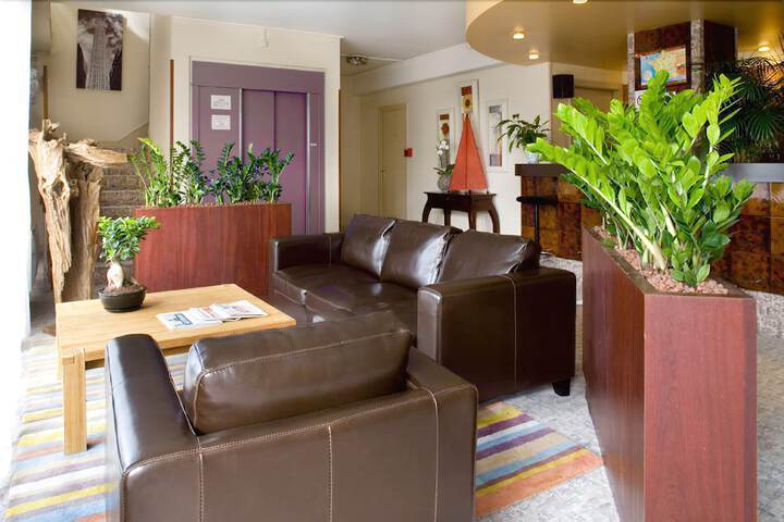 Lounge 8 of 22