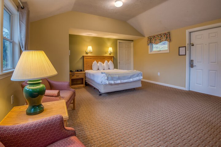 Slope Queen Bed with View (16 of 100)