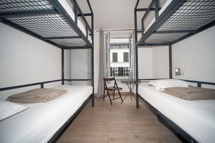 Room 4 of 28