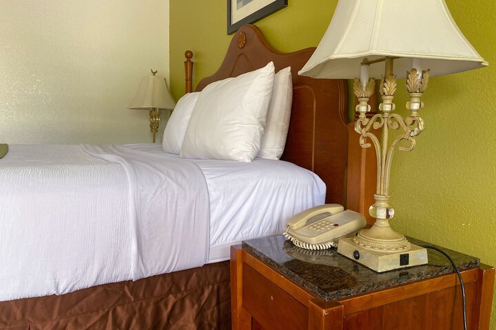1 King Bed (4 of 4)