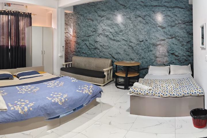 Room 4 of 8