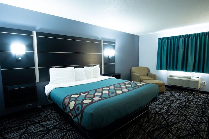 1 King Bed (13 of 17)