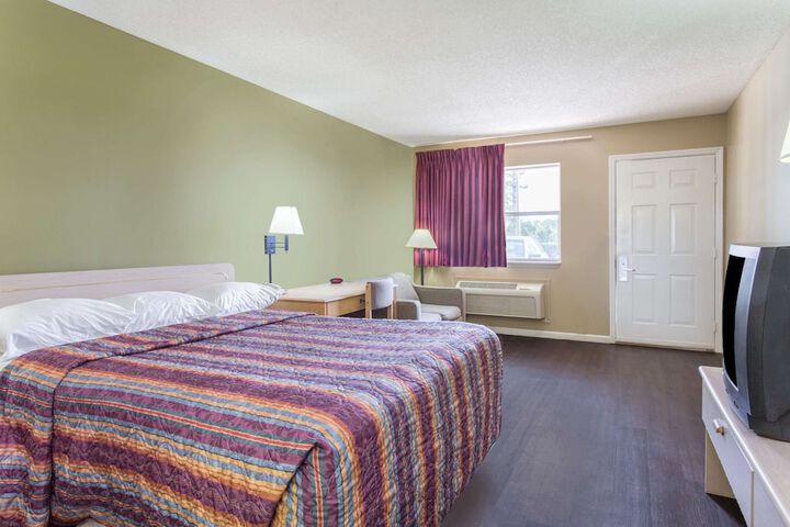 1 Queen Bed (10 of 18)