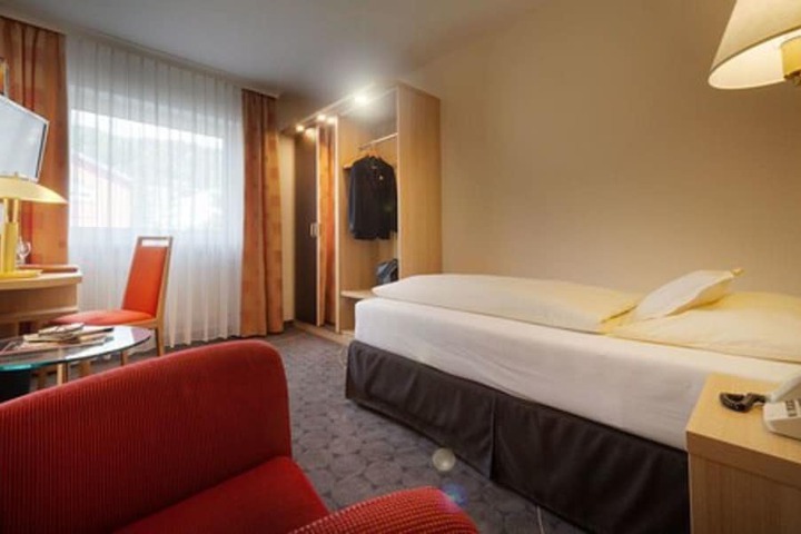 Room 8 of 33