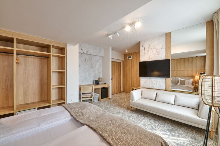 Room 32 of 60