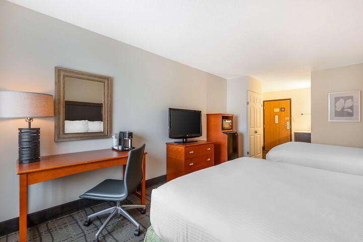2 Queen Beds Refridgerator High Speed Internet Coffee Maker, Hair Full Breakfast (4 of 9)