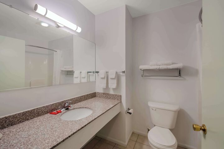 2 Queen Beds Refrigerator High Speed Internet Accessible Coffee Maker, Hairdryer Iron and Ironing Board Full Breakfast (5 of 12)