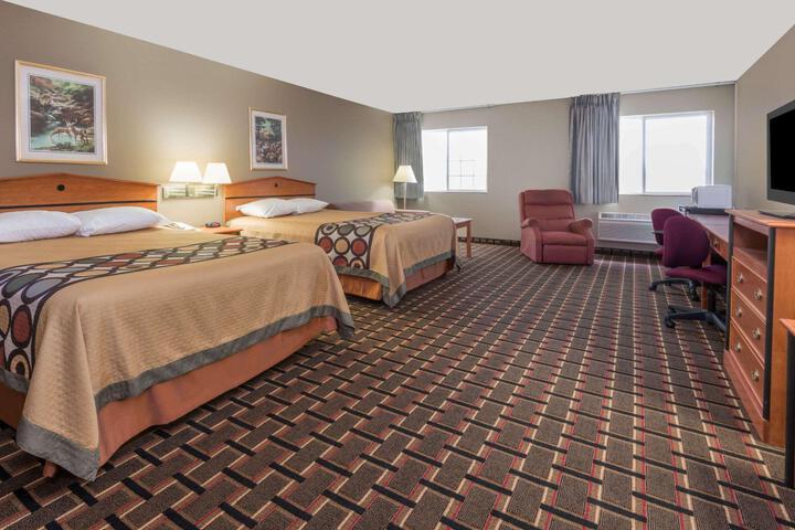 2 Queen Beds (1 of 7)