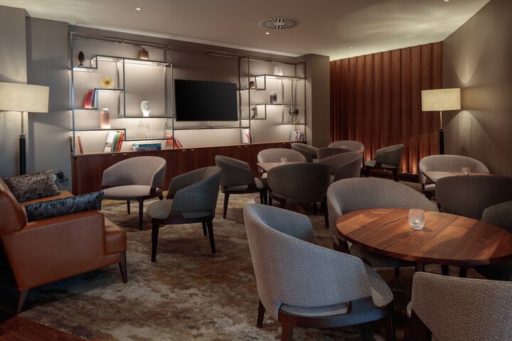 Lounge 195 of 206
