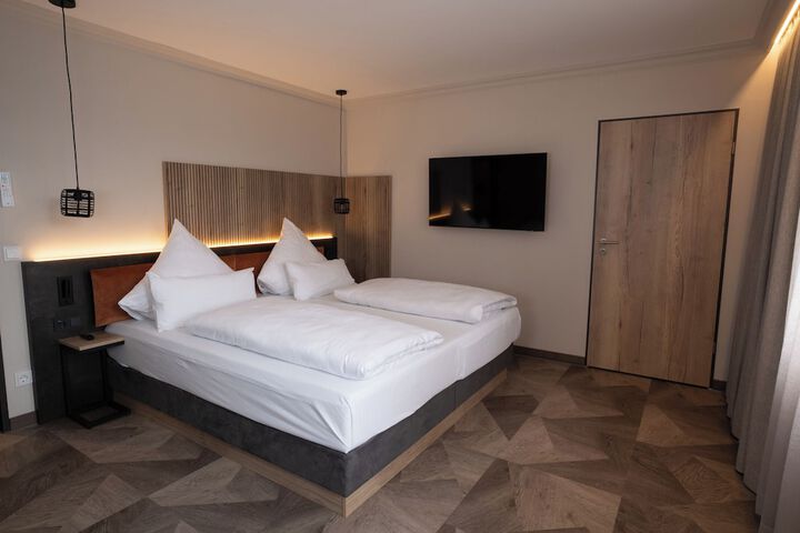 Room 39 of 233