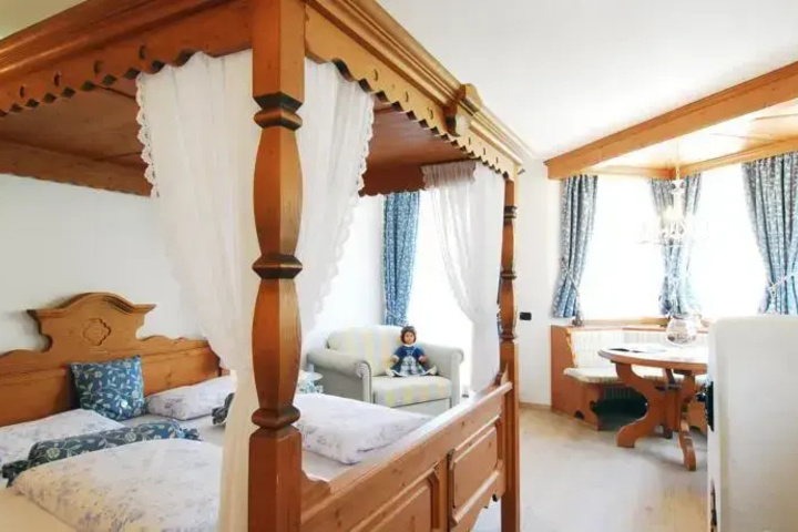 Room 6 of 15