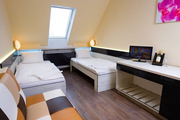 Room 10 of 99