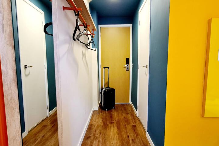 Room 25 of 82