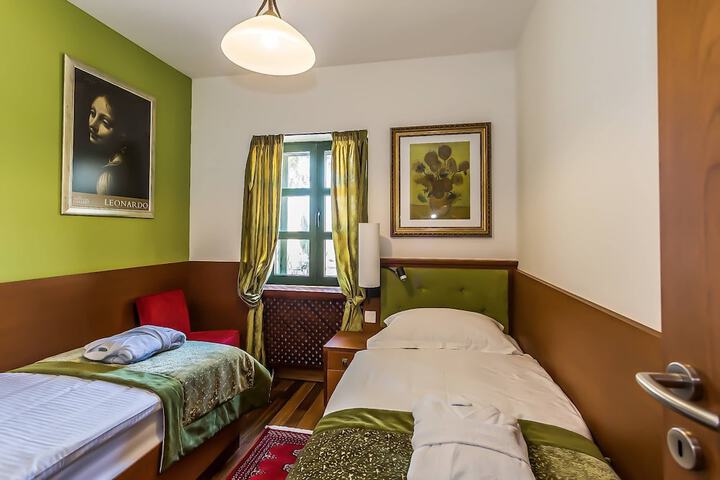 Room 13 of 120