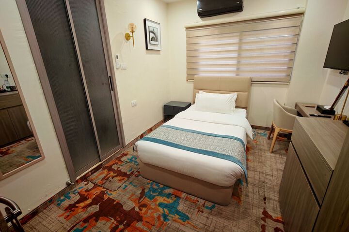 Room 68 of 118