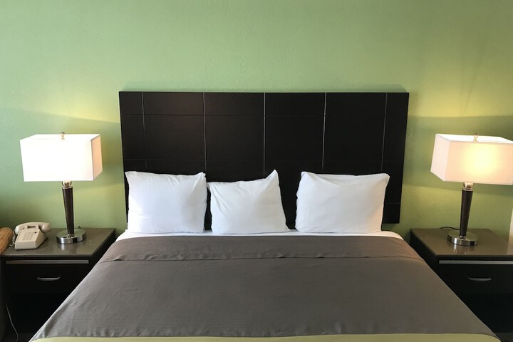 Room 4 of 27