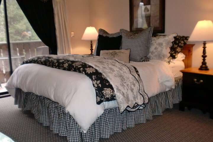 Deluxe King Bed Partial Lake View (47 of 48)