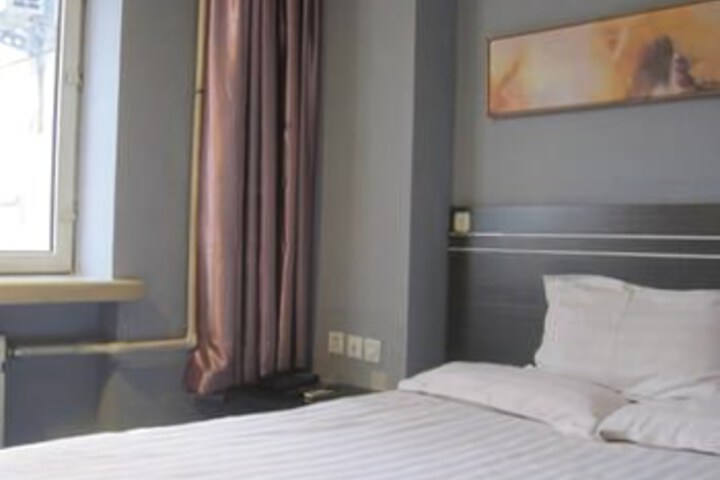 Room 6 of 8