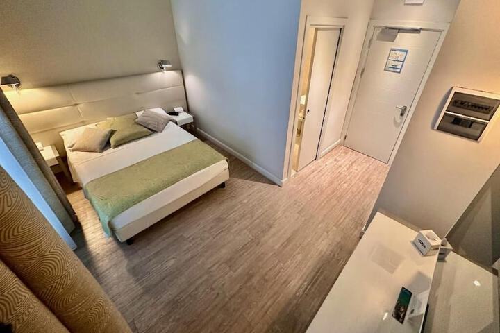 Room 21 of 49