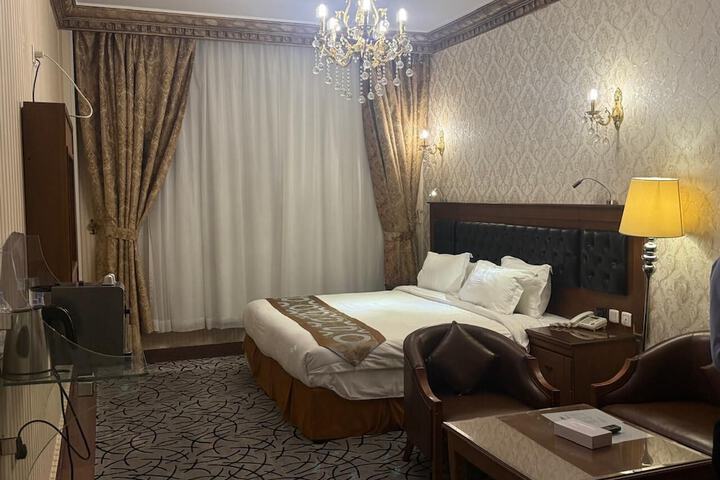 Room 11 of 32