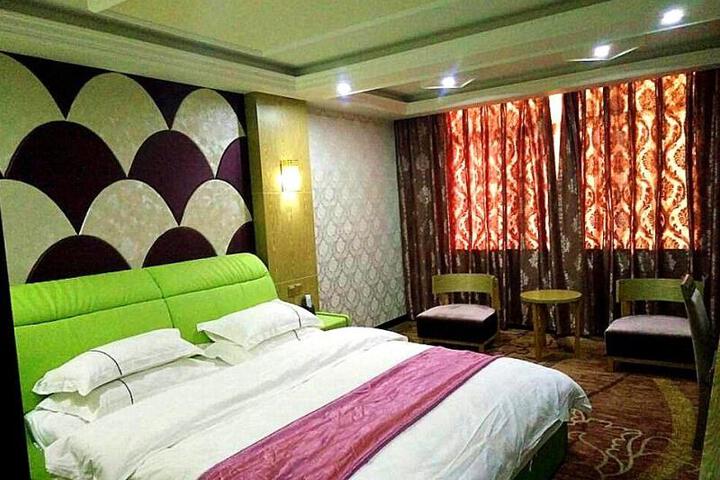 Room 4 of 9