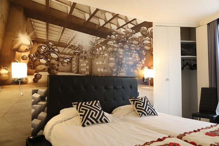 Room 7 of 33