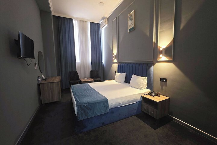 Room 4 of 33